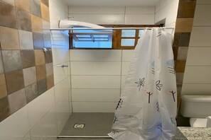 淋浴设施、毛巾、卫生纸