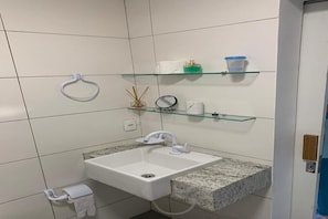 Douche, serviettes fournies, papier de toilette