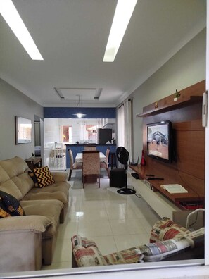 Living area - Vacation home in Guarujá. (Guarujá)