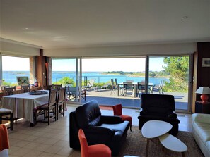 TV - Beachfront house in Trébeurden with garden and terrace (Trébeurden)