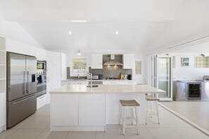 Apartment | Private kitchen - Spacious 4-bed Home Near Avalon Beach (Sydney)