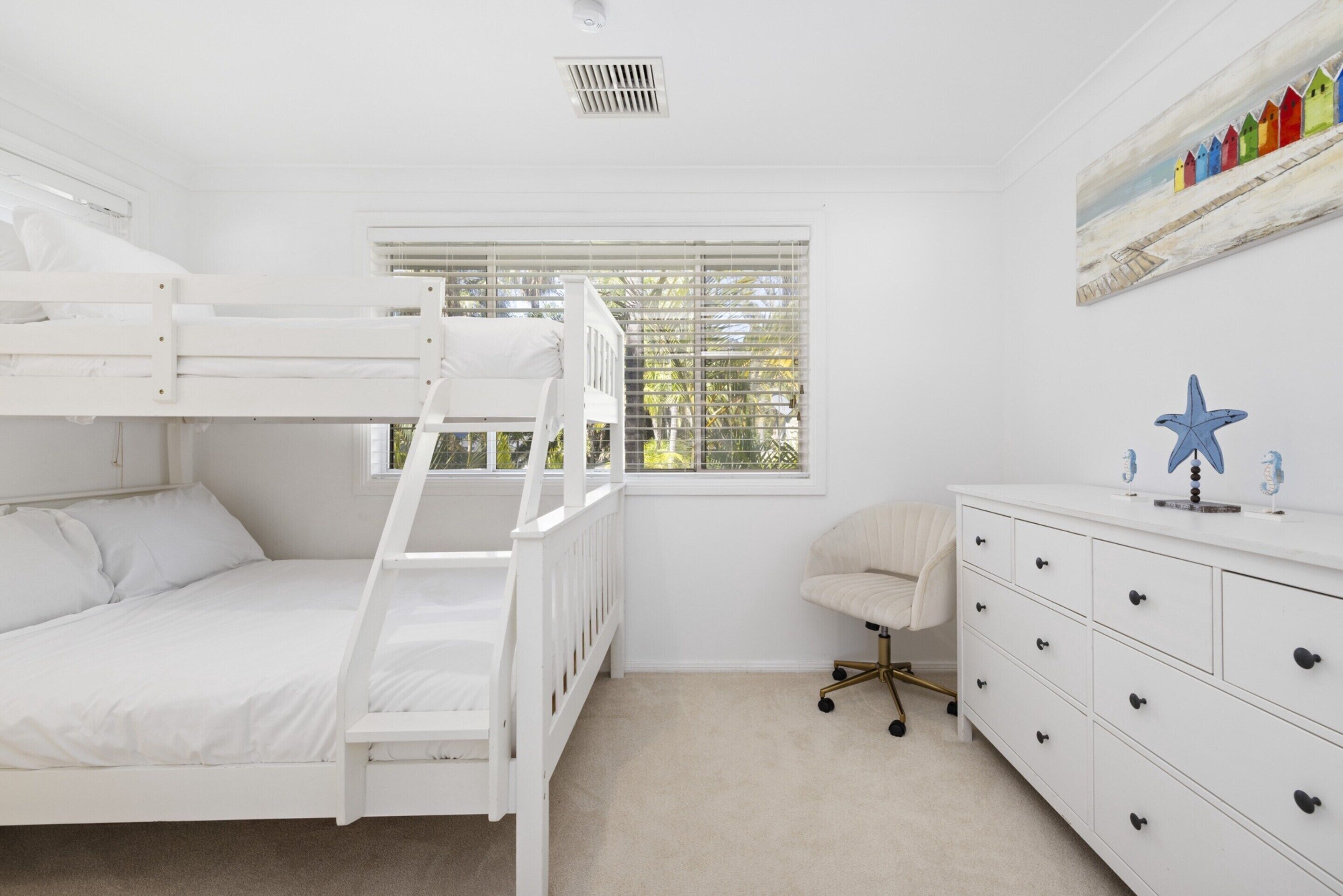 4 عدّة غرف نوم وملاءات أسرّة