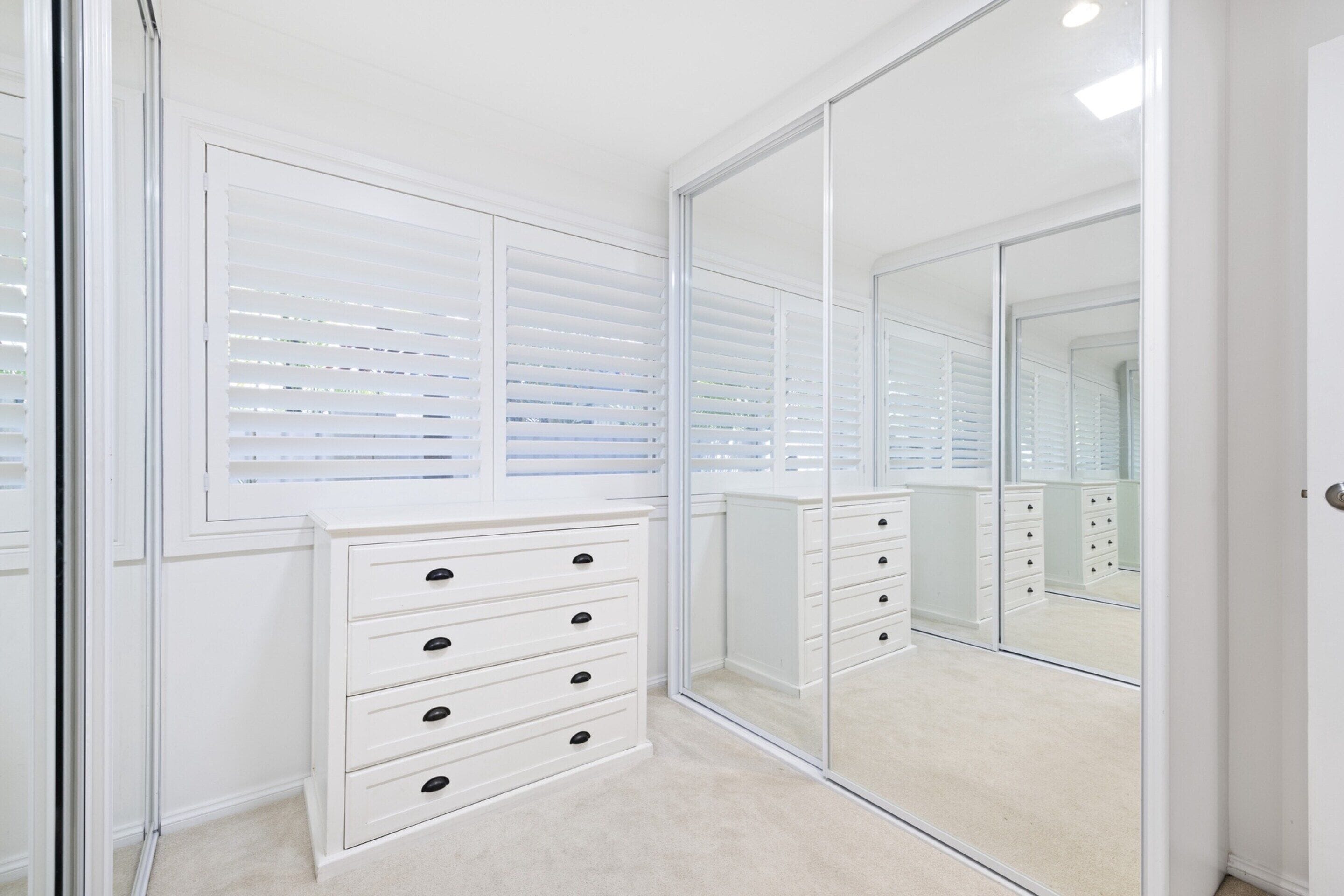 4 عدّة غرف نوم وملاءات أسرّة