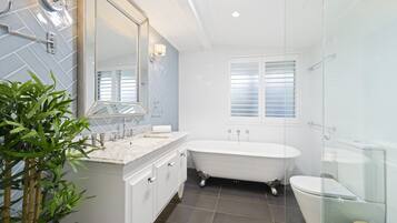 Apartment | Bathroom | Bathtub