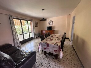 Interior - Spacious 3-room apartment, terrace and private parking, sleeps 7 (Le Grau-du-Roi)