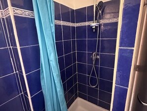 Bathroom - Spacious 3-room apartment, terrace and private parking, sleeps 7 (Le Grau-du-Roi)