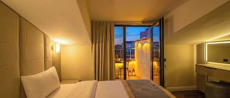 Deluxe Double or Twin Room, Smoking, City View | In-room safe, free WiFi