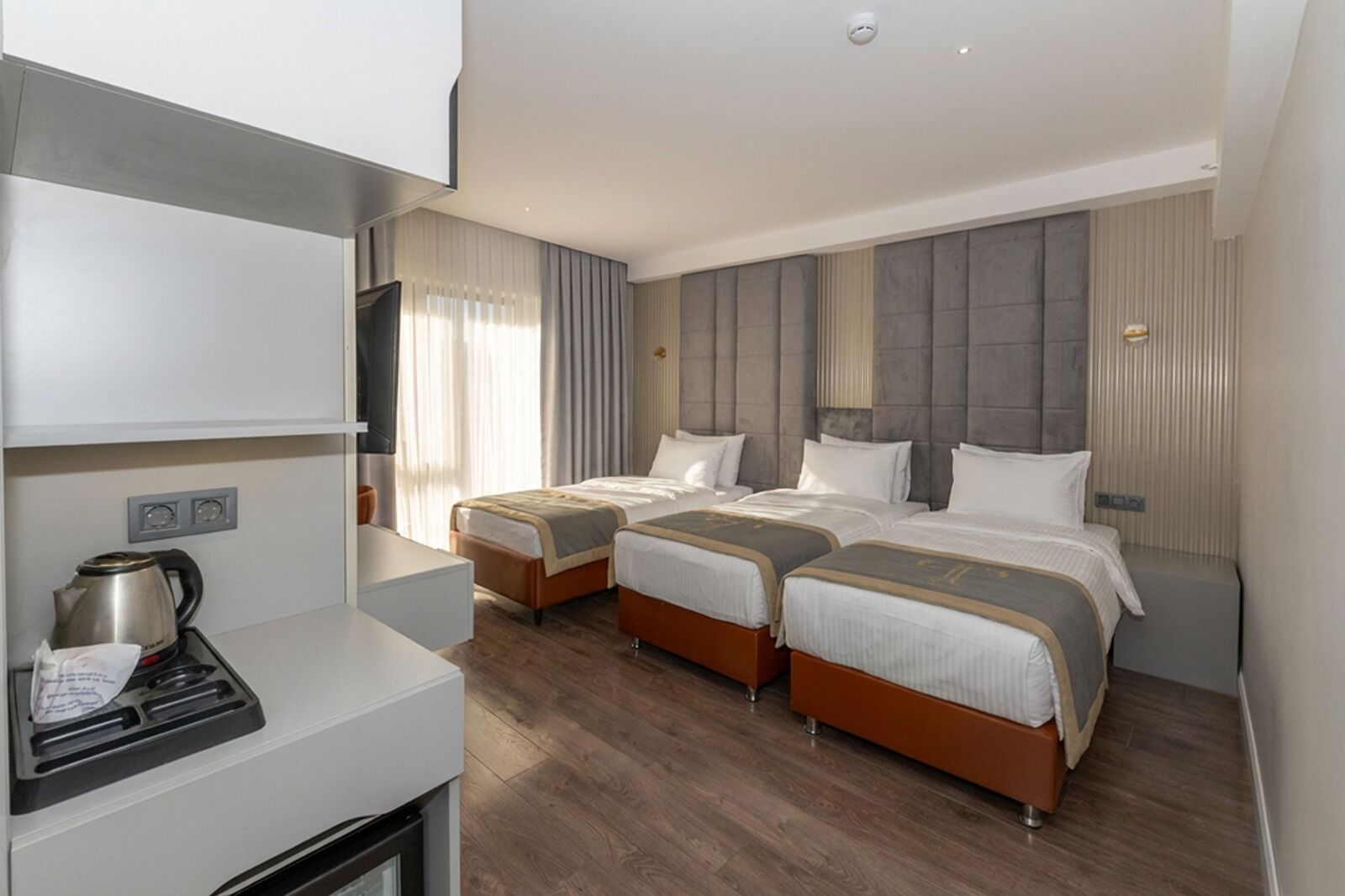 Tremannsrom – deluxe | Safe på rommet, skrivebord og wi-fi (inkludert)