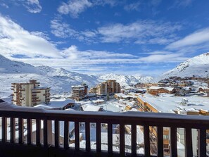 A snow-covered mountain town with buildings and a clear sky. - Beautiful renovated apartment 6 ppl Val Thorens (Val Thorens)