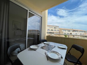 Outdoor dining - Bright T2 with AC, 500m from the beach (Sète)
