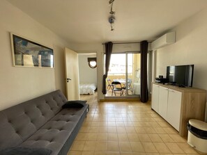 TV - Bright T2 with AC, 500m from the beach (Sète)