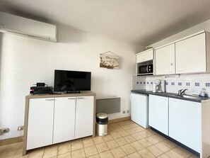 Coffee/tea maker, fridge, microwave, stovetop - Bright T2 with AC, 500m from the beach (Sète)