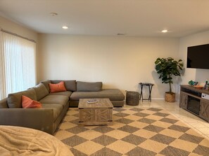 Televisio, kirjoja, tulostin