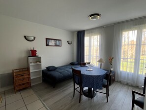 TV - Charming T2 with Shared Pool and WIFI 200m from the Spa (La Roche-Posay)