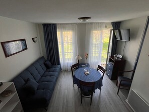 TV - Charming T2 with Shared Pool and WIFI 200m from the Spa (La Roche-Posay)