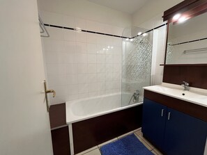Hair dryer - Charming T2 with Shared Pool and WIFI 200m from the Spa (La Roche-Posay)