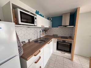 Wasserkocher mit Kaffee-/Teezubehör, Kühlschrank, Mikrowelle, Ofen