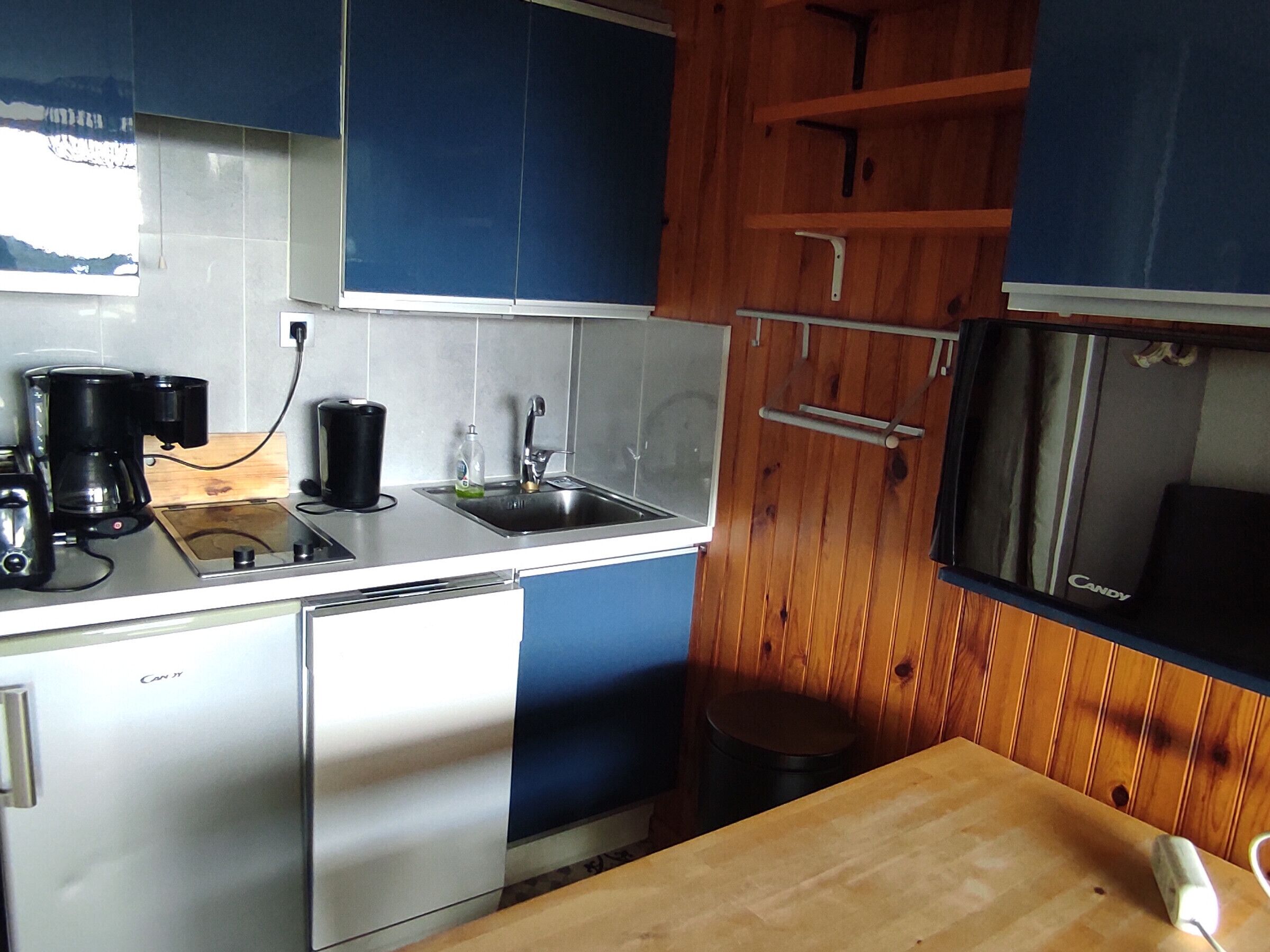 電子レンジ、コンロ、食器洗い機、コーヒー / ティーメーカー