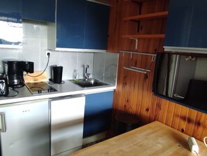 Fridge, microwave, stovetop, dishwasher - Modern studio for 4 with WIFI, lake view and parking in Super Besse (Besse-et-Saint-Anastaise-Super Besse)