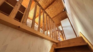 Una escalera de madera con vistas al piso superior.