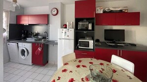 Fridge, microwave, oven, stovetop - Renovated T2 apartment, 5 people, pets allowed, Port Crouesty (Arzon)