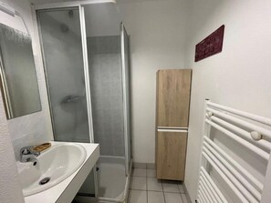 Bathroom - Renovated T2 apartment, 5 people, pets allowed, Port Crouesty (Arzon)