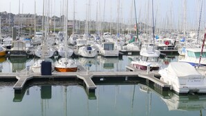 A marina with numerous boats docked at various piers. - Renovated T2 apartment, 5 people, pets allowed, Port Crouesty (Arzon)