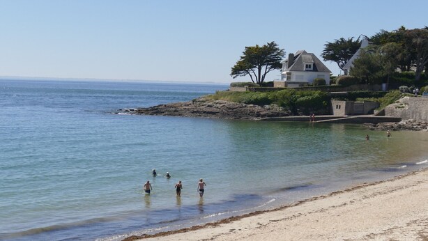 A beach with clear water, a sandy shore, and a house with a garden. - Renovated T2 apartment, 5 people, pets allowed, Port Crouesty (Arzon)
