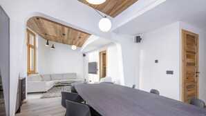 A modern meeting room with a long table, black chairs, and a wooden ceiling. - New penthouse for 12, 4 balconies, Alpages 1, Avoriaz (Avoriaz)