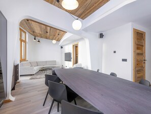 A modern meeting room with a long table, black chairs, and a wooden ceiling. - New penthouse for 12, 4 balconies, Alpages 1, Avoriaz (Avoriaz)