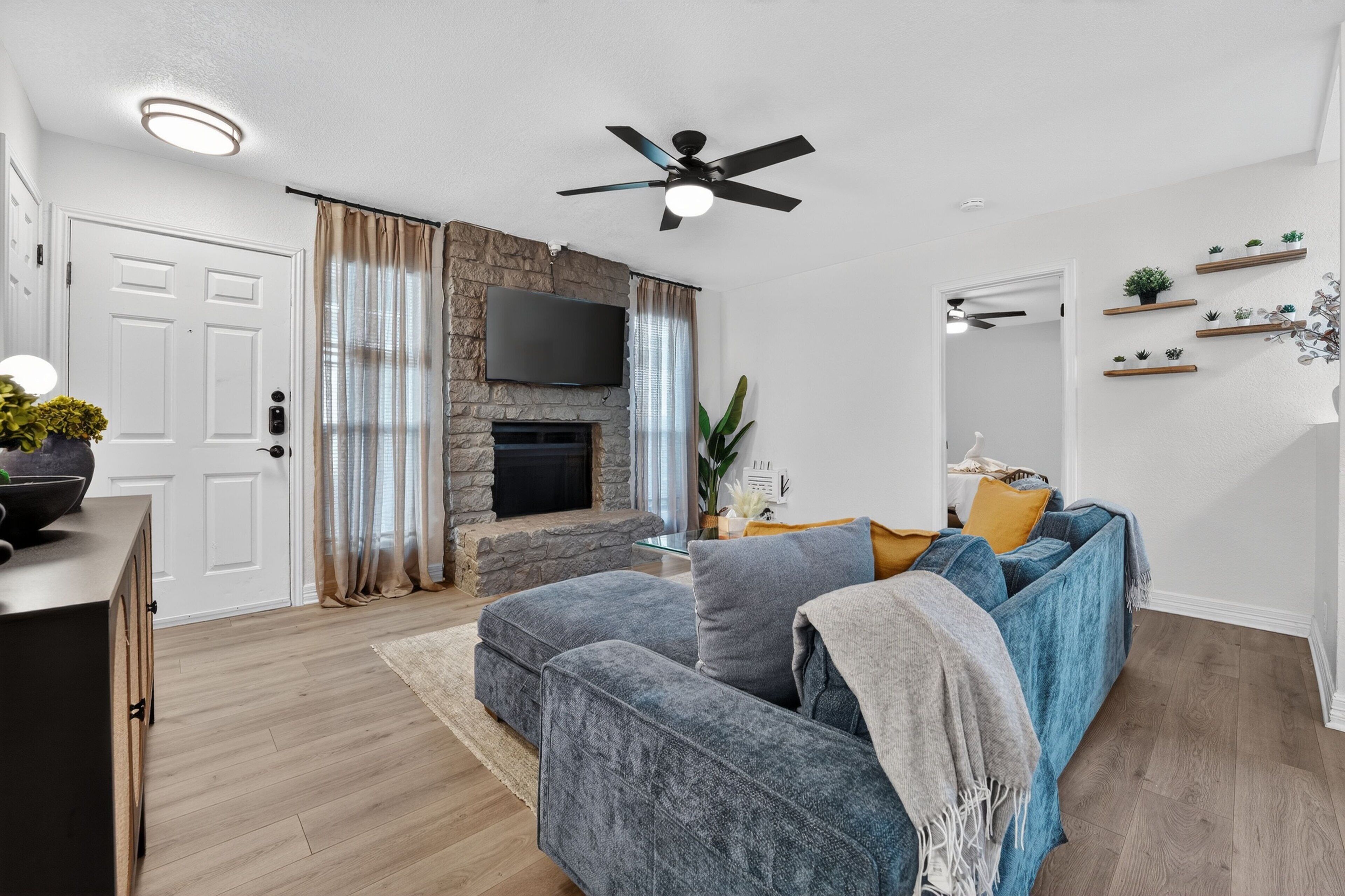 Una televisión, una oficina