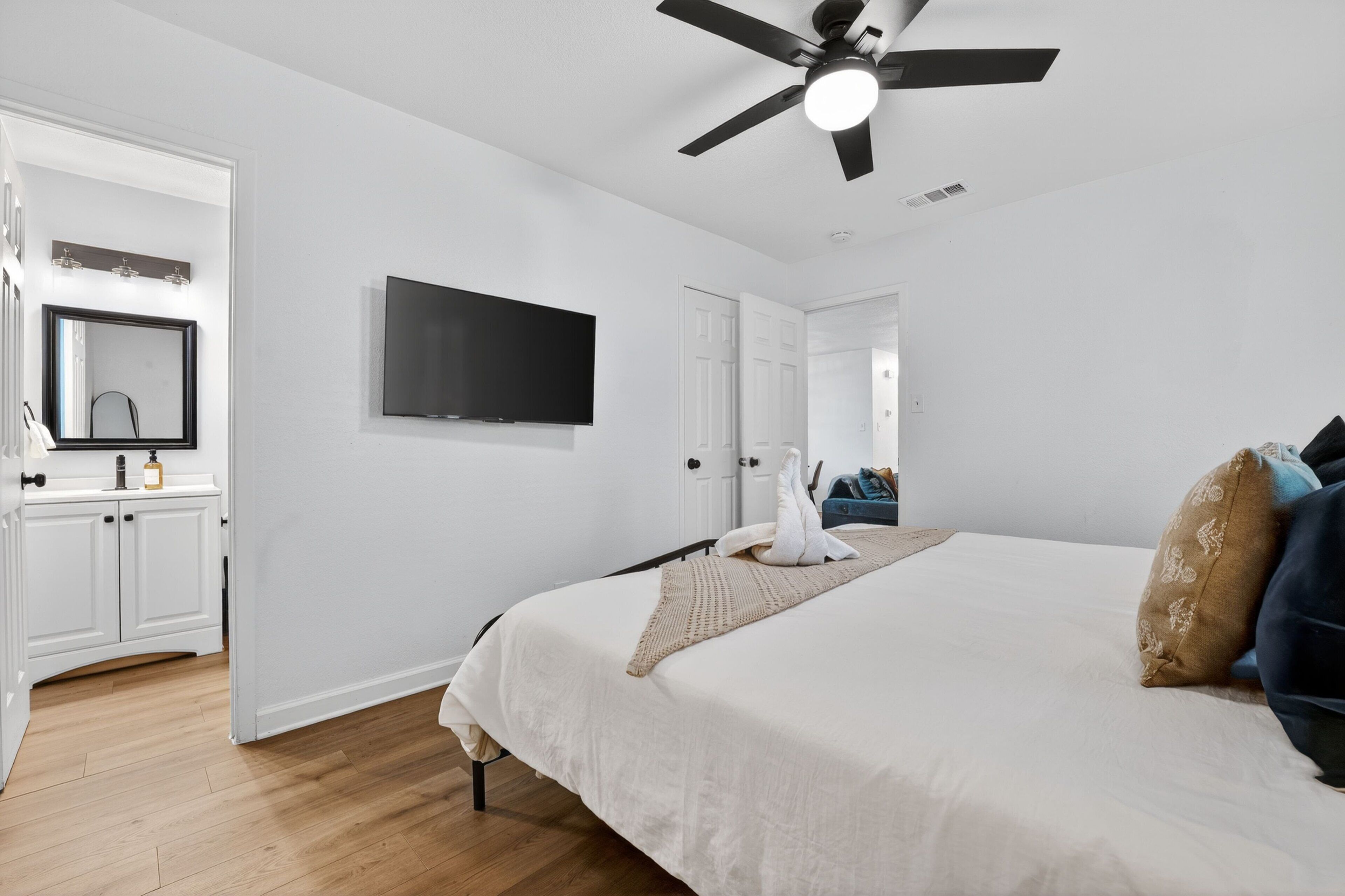 Een strijkplank/strijkijzer, wifi, beddengoed