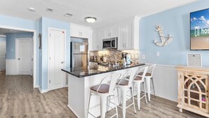 Signature Condo, 1 Bedroom, Balcony, Beach View | Dapur peribadi | Pembancuh kopi/teh, peti sejuk, ketuhar gelombang mikro, ketuhar