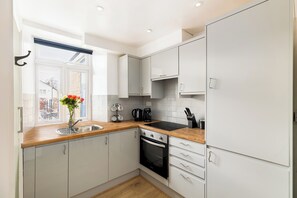 Kjøleskap, mikrobølgeovn, ovn og oppvaskmaskin