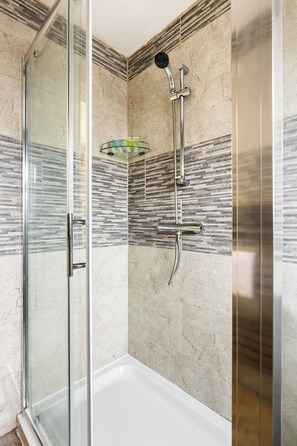 Shower, hair dryer, towels - Town centre family 2 bed apartment - Pass the Keys (Cheltenham)
