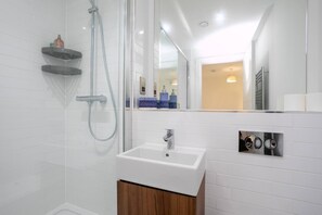 Een douche, een haardroger, handdoeken
