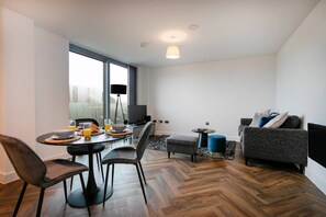 Dining - Apartment Near Notts County FC | Free Parking|WIFI - Pass the Keys (Nottingham)