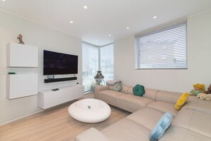 TV - Modern Smart Home with Garden, close to Richmond - Pass the Keys (London)