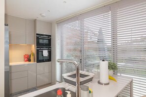 Fridge, microwave, oven, dishwasher - Modern Smart Home with Garden, close to Richmond - Pass the Keys (London)