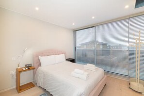 4 bedrooms, iron/ironing board, free WiFi, bed sheets - Modern Smart Home with Garden, close to Richmond - Pass the Keys (London)