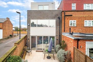 Terrace/patio - Modern Smart Home with Garden, close to Richmond - Pass the Keys (London)