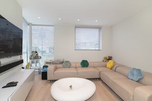TV - Modern Smart Home with Garden, close to Richmond - Pass the Keys (London)