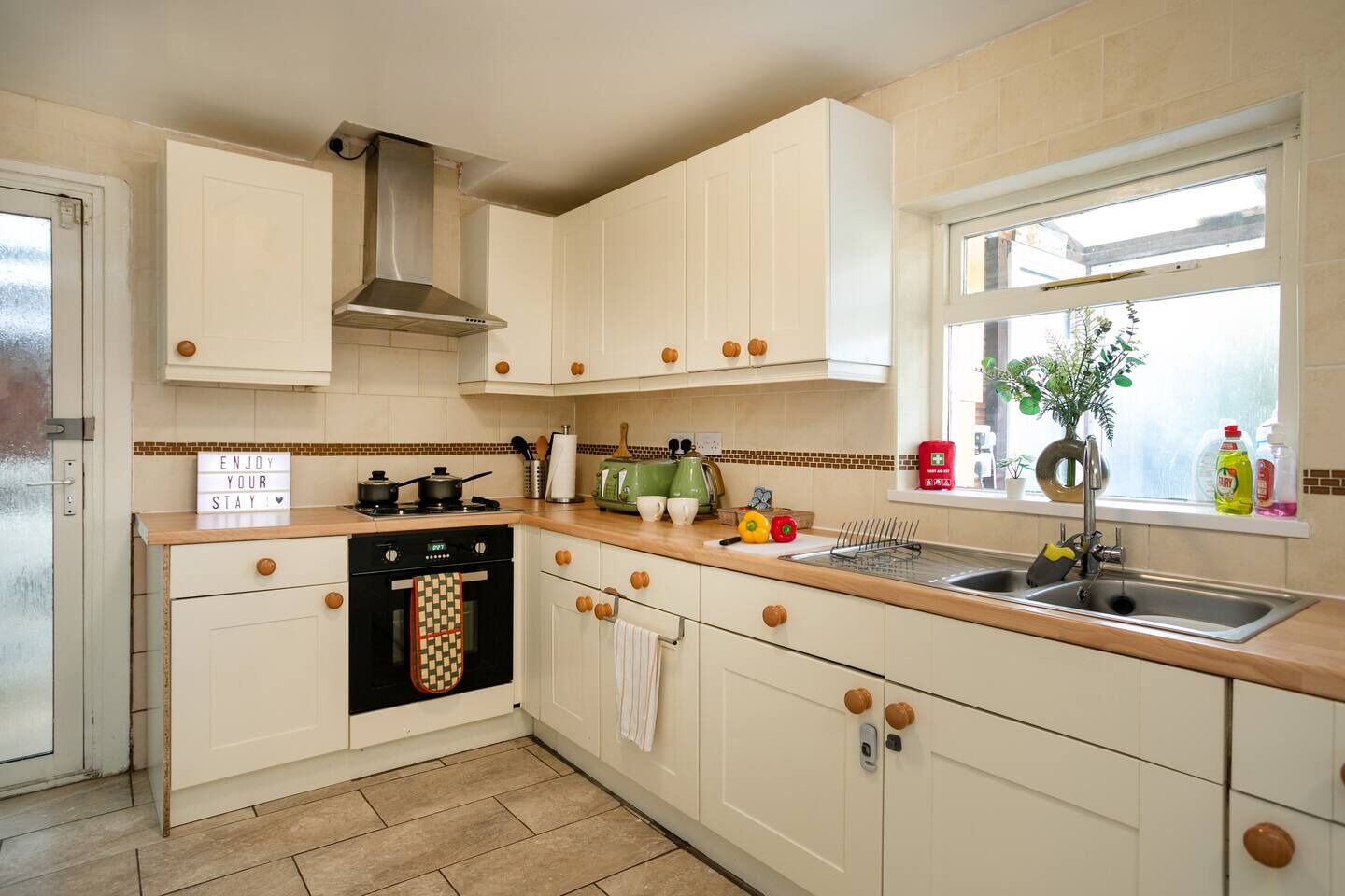 Kjøleskap, mikrobølgeovn, ovn og kaffetrakter/tekoker