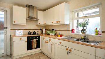 Kjøleskap, mikrobølgeovn, ovn og kaffetrakter/tekoker