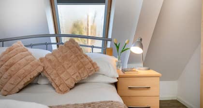 Spacious 5-Bed Garden Home with Parking & WiFi - Pass the Keys