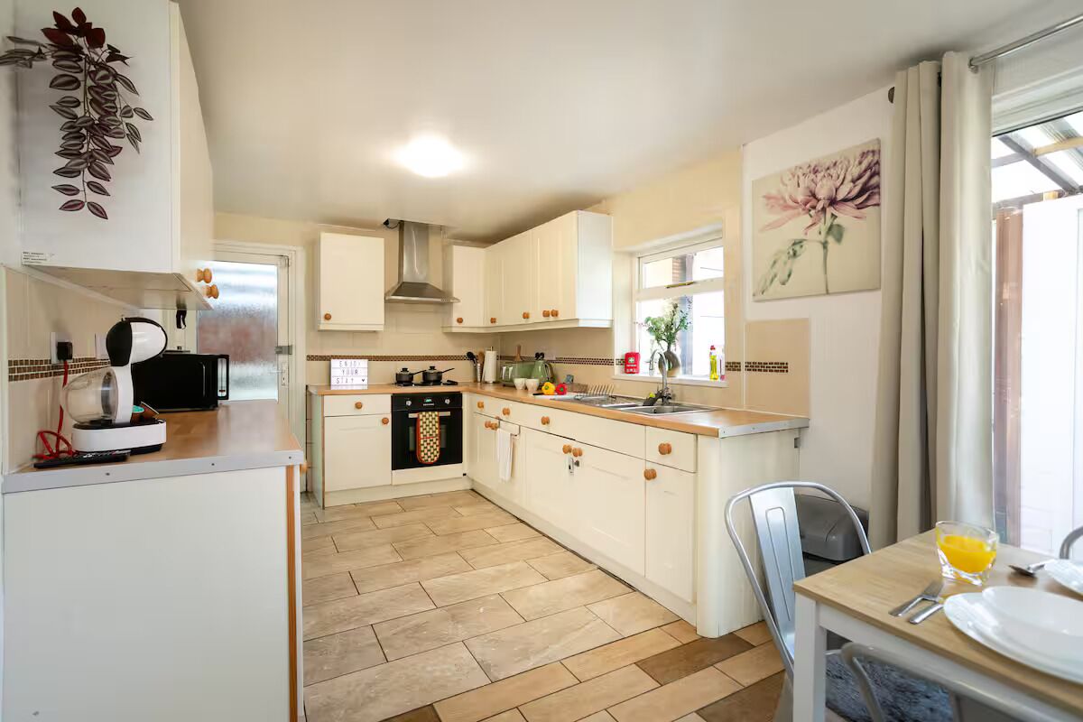 Kjøleskap, mikrobølgeovn, ovn og kaffetrakter/tekoker