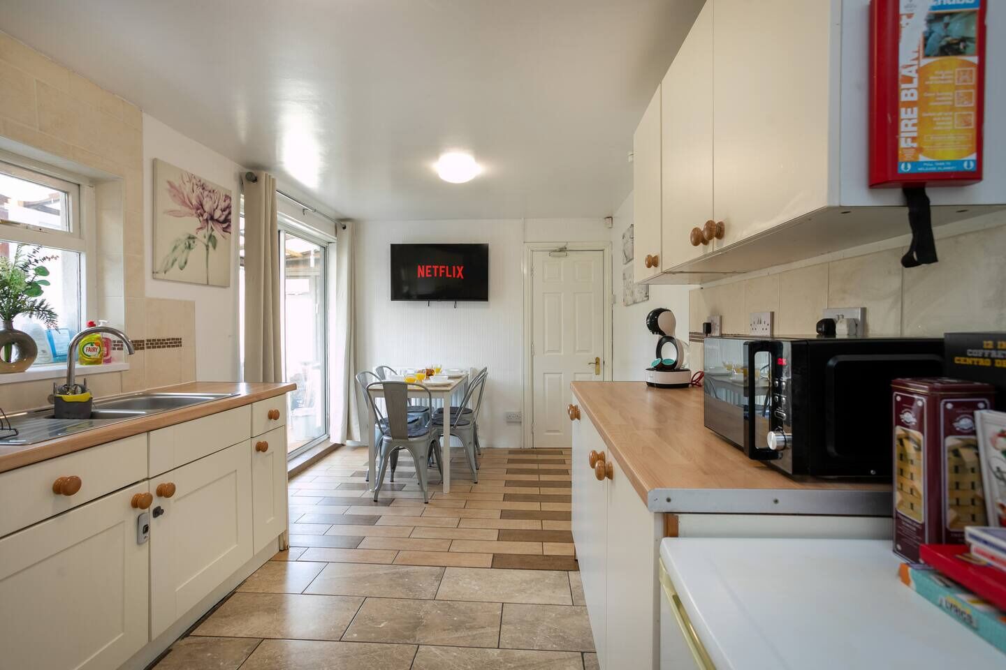 Coffee/tea maker, fridge, microwave, oven