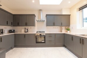 Fridge, microwave, oven, dishwasher - Spacious 4BR Home, Walk to Station + Parking - Pass the Keys (Erith)