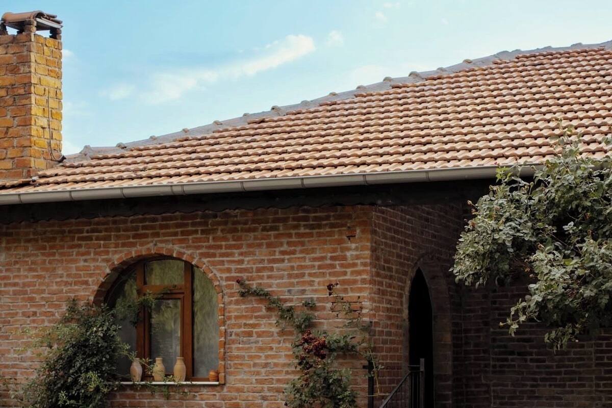 Bungalow clásico | Escritorio, espacio para trabajar con laptop y cortinas blackout