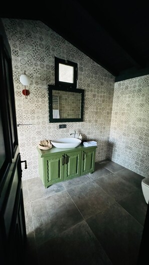 Artículos de tocador gratuitos, secador de pelo, pantuflas, toallas